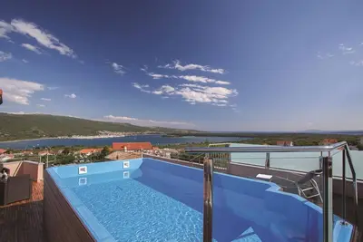 Image de Family and child-friendly 5* villa with pool, games and fitness room