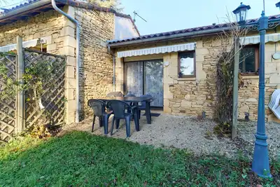 Image de Studio « Gîte Paisible à Sarlat-la-Canéda » avec terrasse privée, parking et climatisation