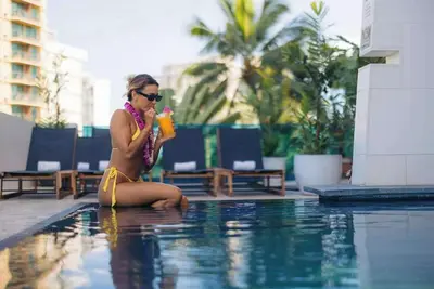 Image de Near Waikiki Beach + Pool. Sauna. Kitchenette.