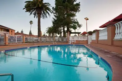 Image de Stay Near Airport | Free Breakfast + Pool