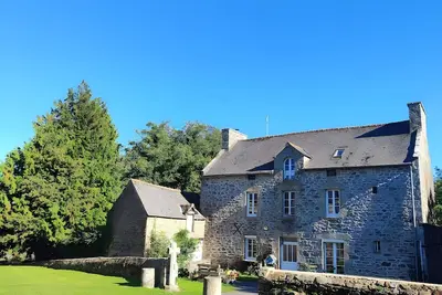 Image de Grande maison familiale avec terrasse privée, jardin et Wi-Fi à Saint Lormel