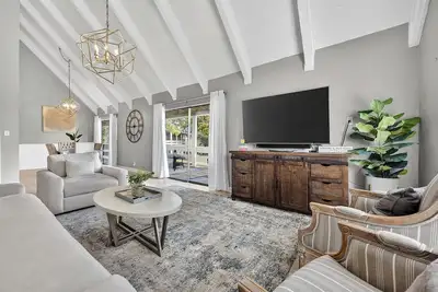 Image de 3bd~2ba~Sleeps 8~3 King Beds Free Dolphin Cruise~Undated Unit~Balcony area.