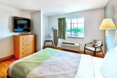 Image de Ideal for Couples: Cozy Queen Bed + Kitchenette | Non-Smoking