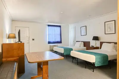 Image de 2 Units | Adventure Retreat Spencer | Spacious Rooms | Close to Natural Wonders