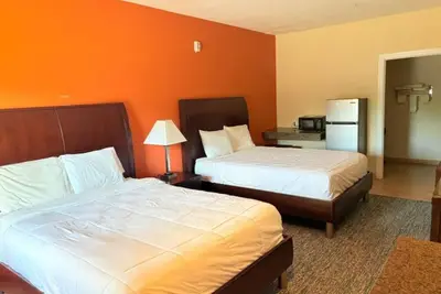 Image de 3 Units | Gonzales Stay Near Palmetto Park & Oil Patch Museum | Free Parking