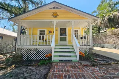 Image de Mellow Yellow! Sunny Cottage - Trailer Parking!