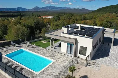 Image de Villa Lovreć à flanc de colline avec piscine