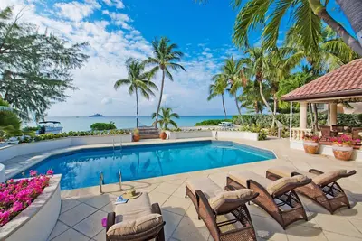 Image de Coconut Walk: Luxe 7Mile Beach Estate w/Heated Pool, Barefoot Beach, + Free Kayaks