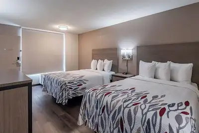 Image de Two Deluxe Queen Room—Comfortable, Bright & Convenient Location