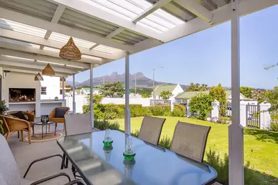 Image de Winelands Getaway - Trois Chambres Maison, Couchages 5