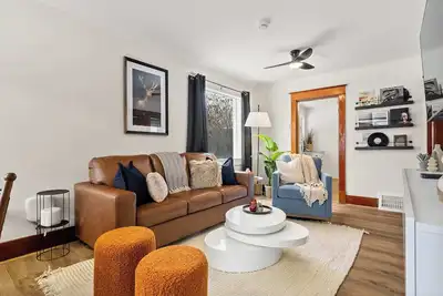 Image de Fossil Flats 3br Designer Home in Centre of Town!