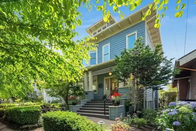 Image de Large Seattle Home for World Cup Home Base