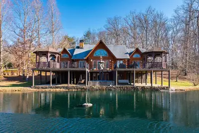 Image de Lakeside Cabin: 4 bed/2. 5 bath