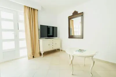 Image de Yellow 1-bedroom apartment with Ac in vibrant Budva