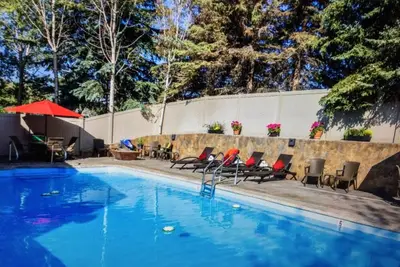 Image de Spacious 3 Bedroom Suite, free parking, heated pool, hot tubs, fitness room.
