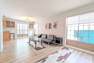 Image de Cozy Hotel Suite – 3 Bedrooms, 3 Bathrooms, Full Kitchen & Bright Living Room