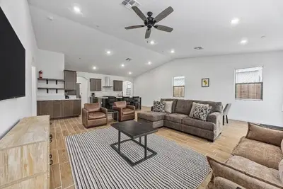 Image de Stylish Modern Retreat Near Downtown Bakersfield!