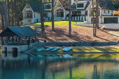 Image de The LakeHouse - Atlanta: Luxury Lakeside Escape