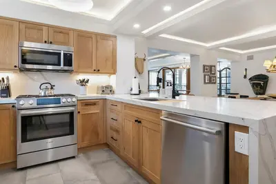 Image de Exceptionally decorated 4 bed 4 bath at the Antlers at Vail 150 yards to Gondola
