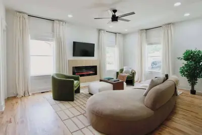 Image de Spacious Getaway 7br Villa w Hot Tub and Close to