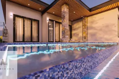 Image de Quiet and stylish suite with a queen bed, ensuite bath, and workspace. Designed for peaceful rest and inspired productivity.