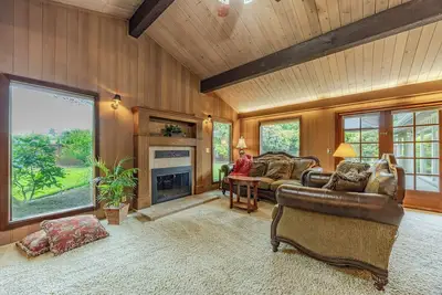 Image de Eugene. Near UofO, Autzen Stadium, Holt Center & River Bend Hospital. 3 bedroom!