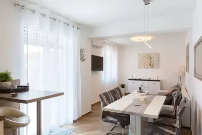 Image de Modernes Apartment As Veliki mit Terrasse by Interhome