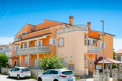 Image de Angenehme Wohnung mit Terrasse und Barbecue by Interhome