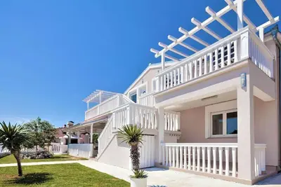 mit Jacuzzi in Villa mit Parkplatz by Interhome