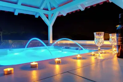 mit Jacuzzi, Garten und Parkplatz by Interhome