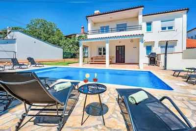 Villa mit Garten, Grill und Terrasse by Interhome