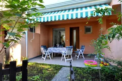 Image de Appartement de vacances avec climatisation, terrasse et jardin