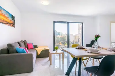 Image de Wohnung \"Nevia B6\" mit Blick auf das Wasser by Interhome