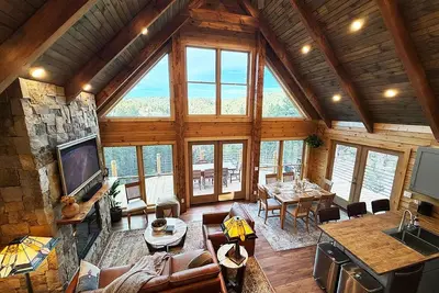 Image de Bailey Overlook Lodge: Hot Tub, Game Room, Movie Theater, Fire Pit, & More!