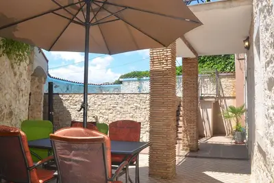 Image de Geräumige Duplexwohnung mit Terrasse und Pool by Interhome