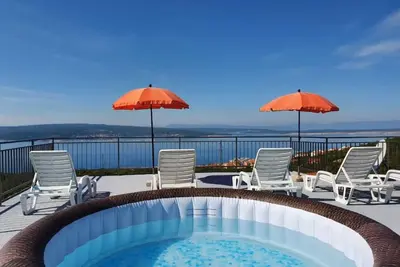 Image de Appartement mit Jacuzzi und Meerblick by Interhome