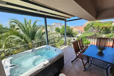 Image de Wohnung für 6 Personen mit Jacuzzi by Interhome
