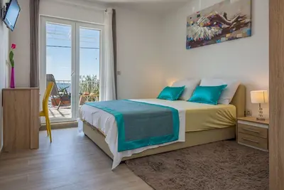 Image de Große Wohnung in Omis mit Terrasse und Meerblick by Interhome