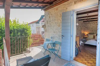 Image de Traditionelles Steinhaus am Meer in Preko by Interhome