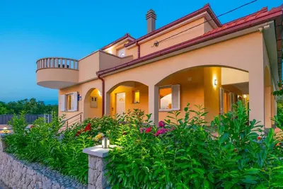 Image de Villa \"Mile\" mit beheiztem Pool, Grill und Terrasse by Interhome