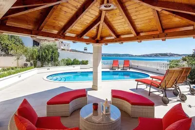 Image de Luxuriöses Ferienhaus mit Pool direkt am Meer by Interhome