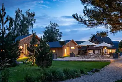 Image de Luxuschalet im Forstgut - Raum für wertvolle Zeit by Interhome