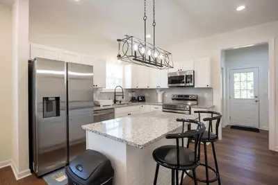 Image de 4 Min to Downtown - En-Suite Bath - Washer and Dryer