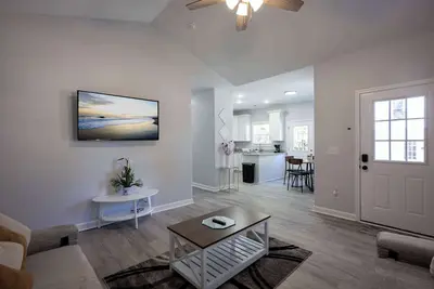 Image de 2 Min to Downtown - 9 to Elon - Fast Wi-Fi