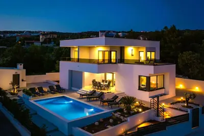 Image de Luxuriöse Villa Dolce Vita direkt am Meer mit privatem Pool und Parkplatz by Interhome
