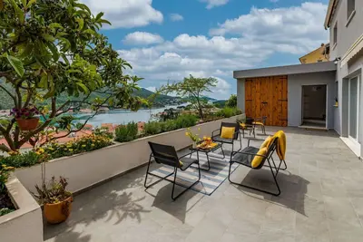 Image de Moderne Villa mit Infinity-Pool und atemberaubendem Meerblick Dia by Interhome