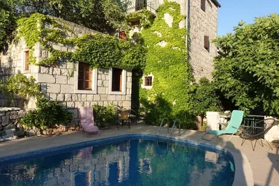 Image de \"Kastil\" mit privatem Pool by Interhome