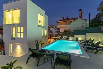 Image de Luxuriöse Ferienvilla mit privatem Pool by Interhome
