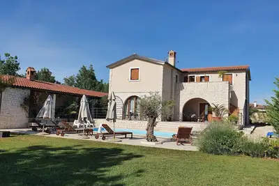Image de Charmante Villa Histra mit Pool und großem Garten by Interhome