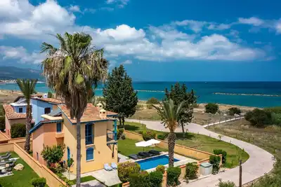 Image de Beach Front 3-Schlafzimmer-Villa - 1. Linie vom Strand by Interhome